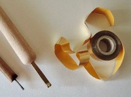 矢島美穂子のGALERIE5ルリユールの材料を使って＜紙の本＞のための『栞』を作るの材料・ロール状の金箔のテープと型押しの道具
