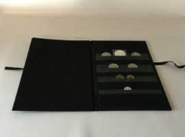 矢島美穂子のGALERIE3「思い出を整える」記念コインなどを整える１