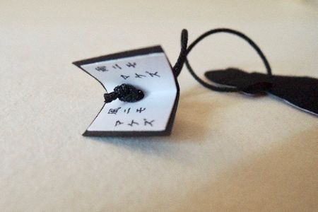 矢島美穂子のGALERIE5ルリユールの材料を使って＜紙の本＞のために『栞』をつくる宮沢賢治「雨ニモマケズ」の＜栞・SHIORI＞のスピン部分の黒い手帳