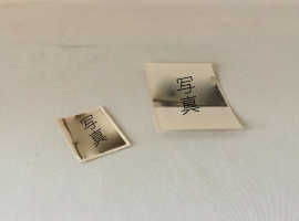 矢島美穂子のGALERIE3「思い出を整える」大切な思い出を感じさせる２枚の写真を整える１