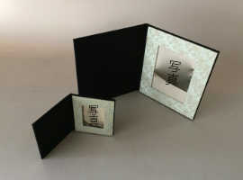 矢島美穂子のGALERIE3「思い出を整える」大切な思い出を感じさせる２枚の写真を整える２