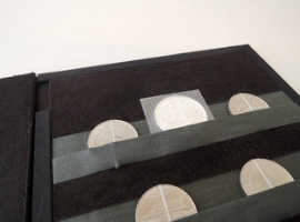 矢島美穂子のGALERIE3「思い出を整える」記念コインなどを整える２