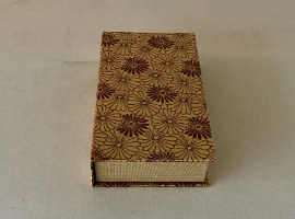 矢島美穂子のGALERIE4＜心の実家＞をつくる「折りたたみ『三連式戒名』屏風仕立て」と携帯用の箱をつくる３