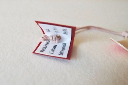 矢島美穂子のGALERIE5ルリユールの材料を使って＜紙の本＞のために『栞』をつくる「地道な努力が成果を生む」という意味のフランスのことわざの＜革SHIORI＞のスピン部分の＜赤い本＞