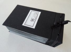 矢島美穂子のGALERIE3「思い出を整える」人生のストーリーを一冊のほんに仕立てるように、写真をアルバムに整える９